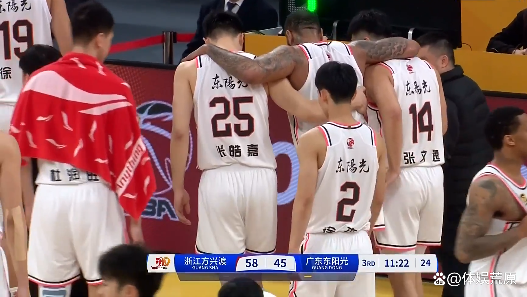 爱游戏APP-豪门对决！CBA上演世纪大战