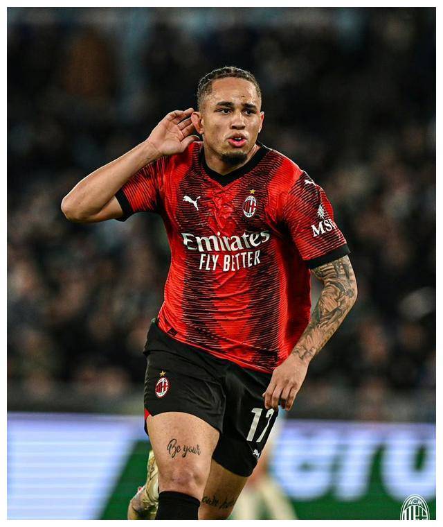 爱游戏体育-冰球惊险逆转取胜，粉丝狂欢不已