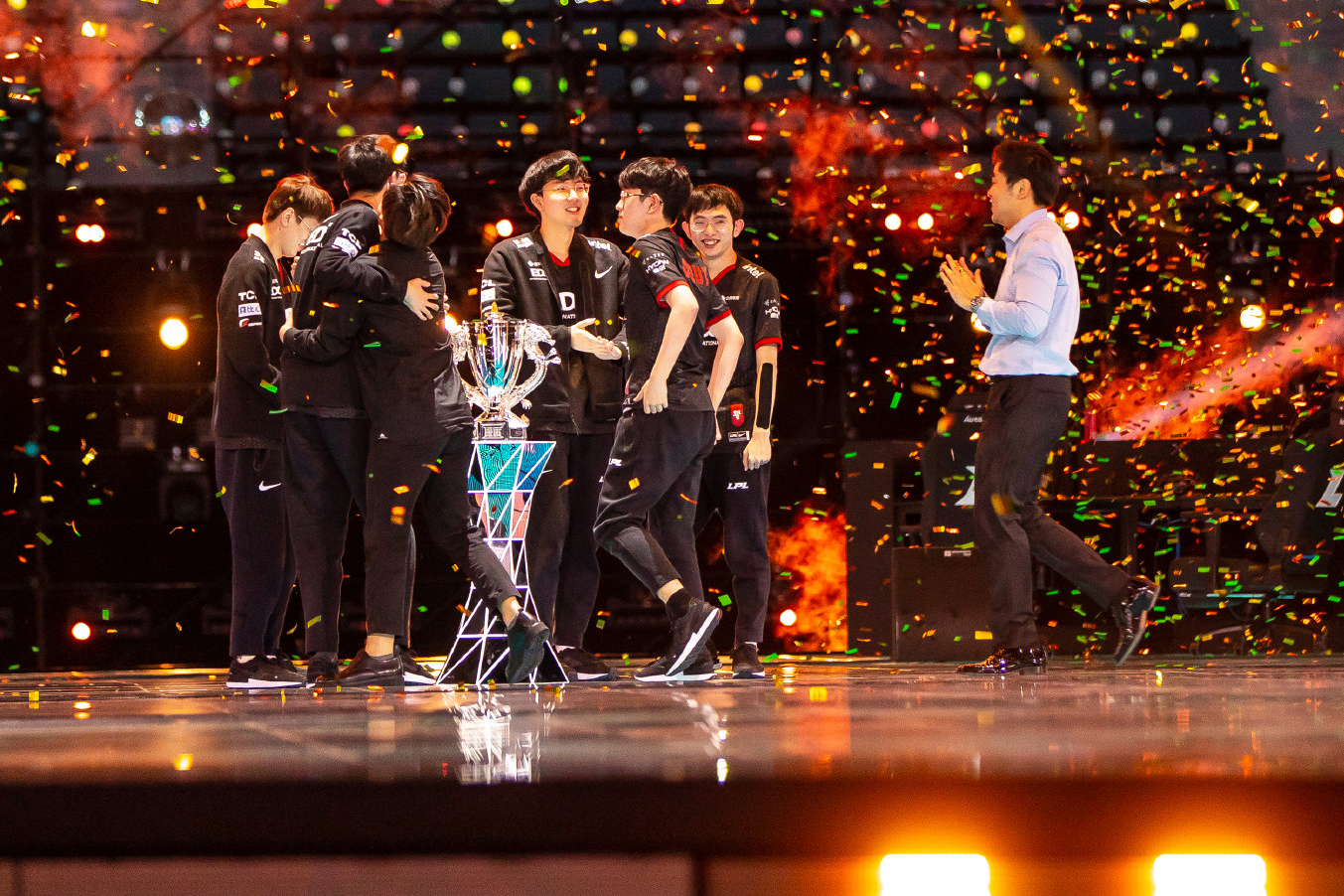 包含英雄联盟赛事精彩瞬间盘点,年度回顾震撼登场的词条 包含英雄联盟赛事精彩瞬间盘点,年度回顾震撼登场的词条