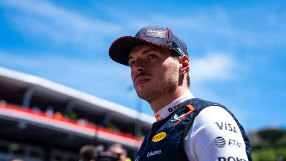 爱游戏娱乐-阿斯顿马丁轻取雷诺车队，维斯塔潘统治全场的简单介绍