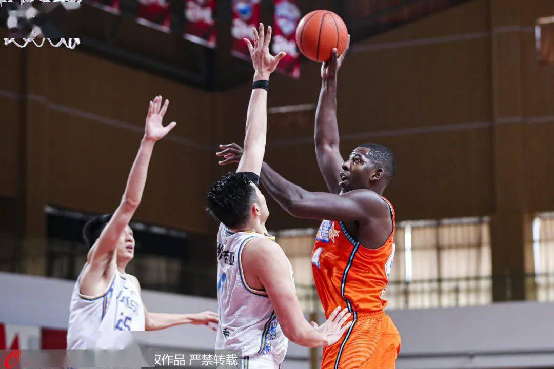 爱游戏官网-太阳鏖战新疆队，王哲林扛起全队