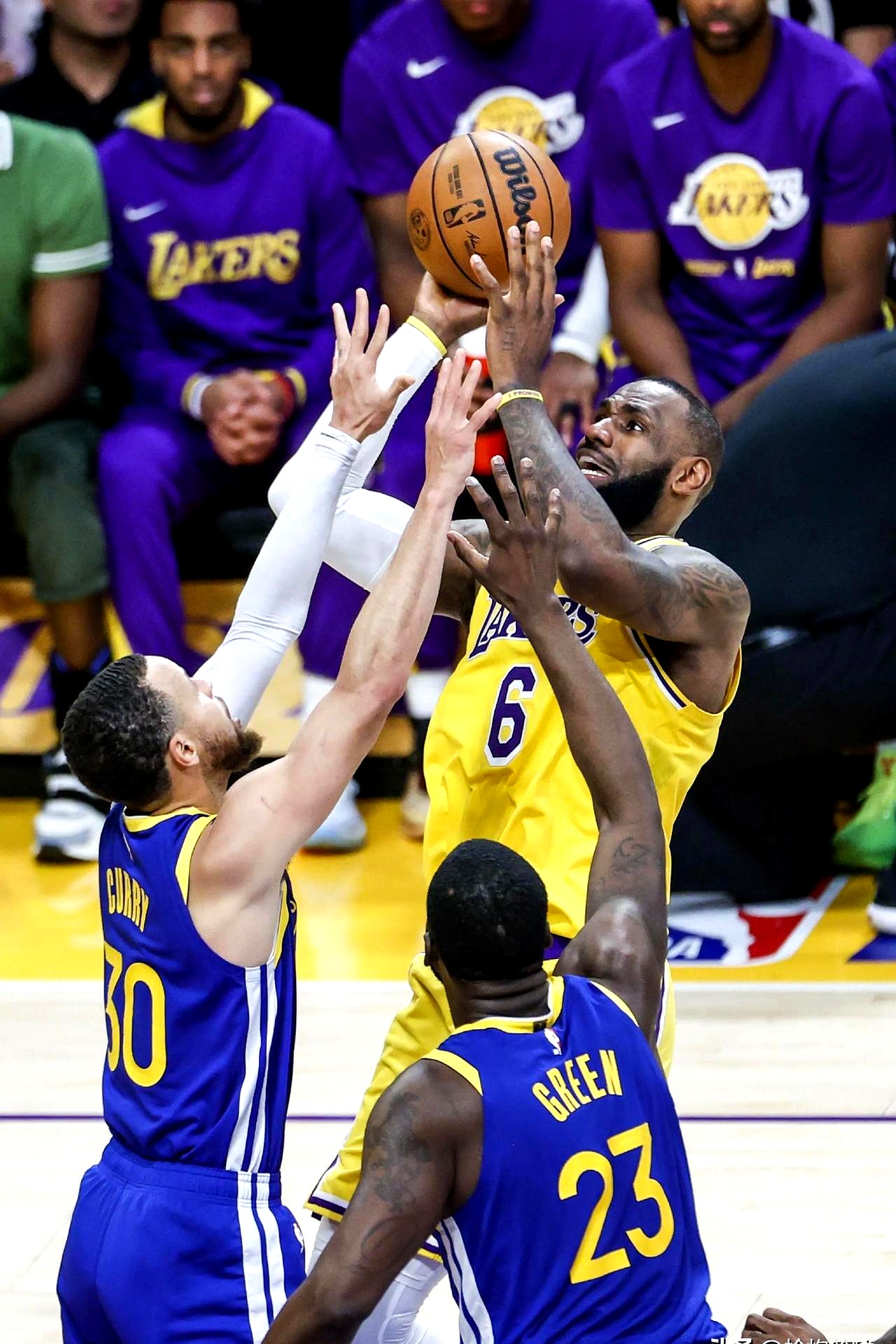 掘金险胜雄鹿,詹姆斯带队取胜 掘金险胜雄鹿,詹姆斯带队取胜