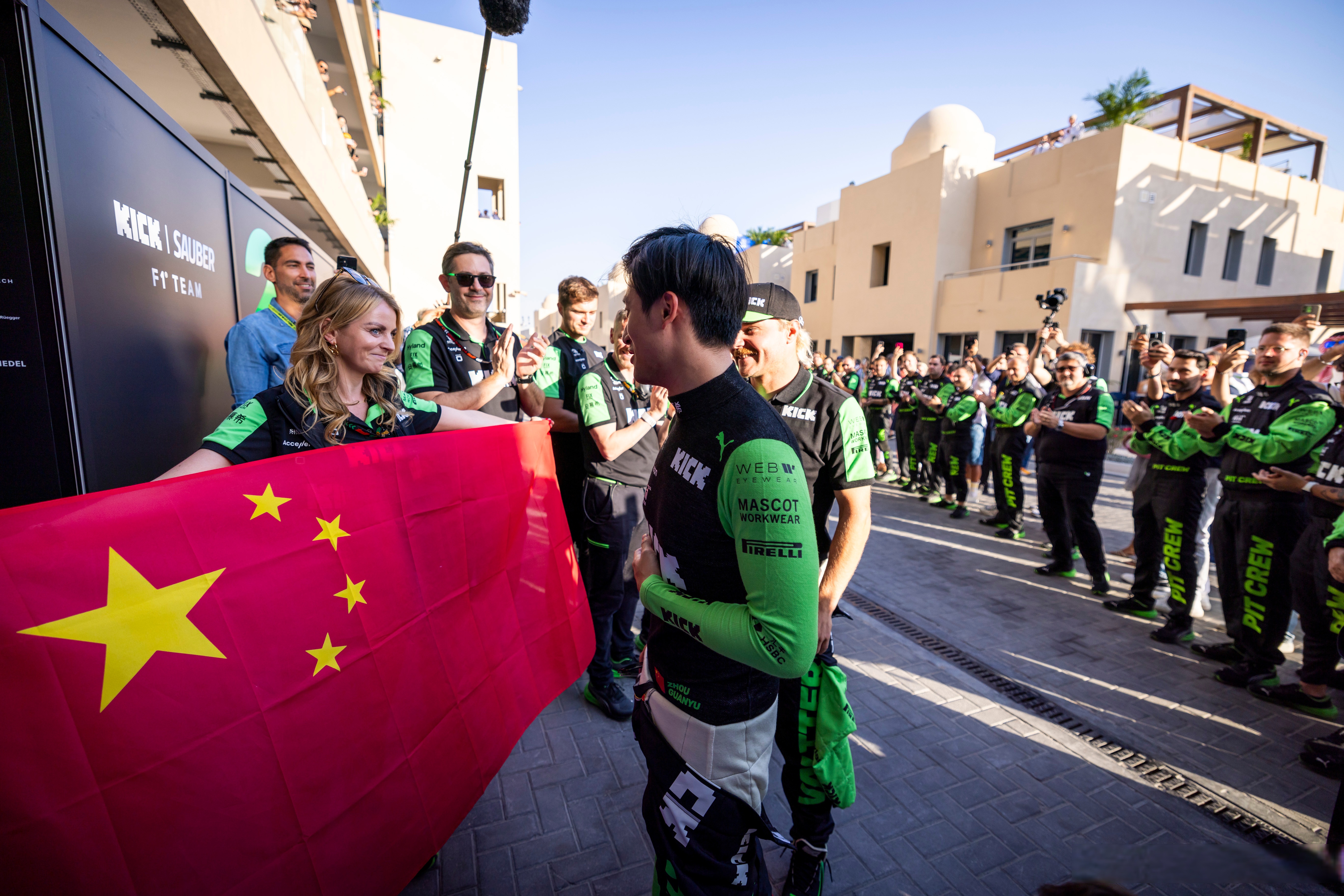 哈斯车队险胜索伯车队,周冠宇点燃赛场 哈斯车队险胜索伯车队,周冠宇点燃赛场