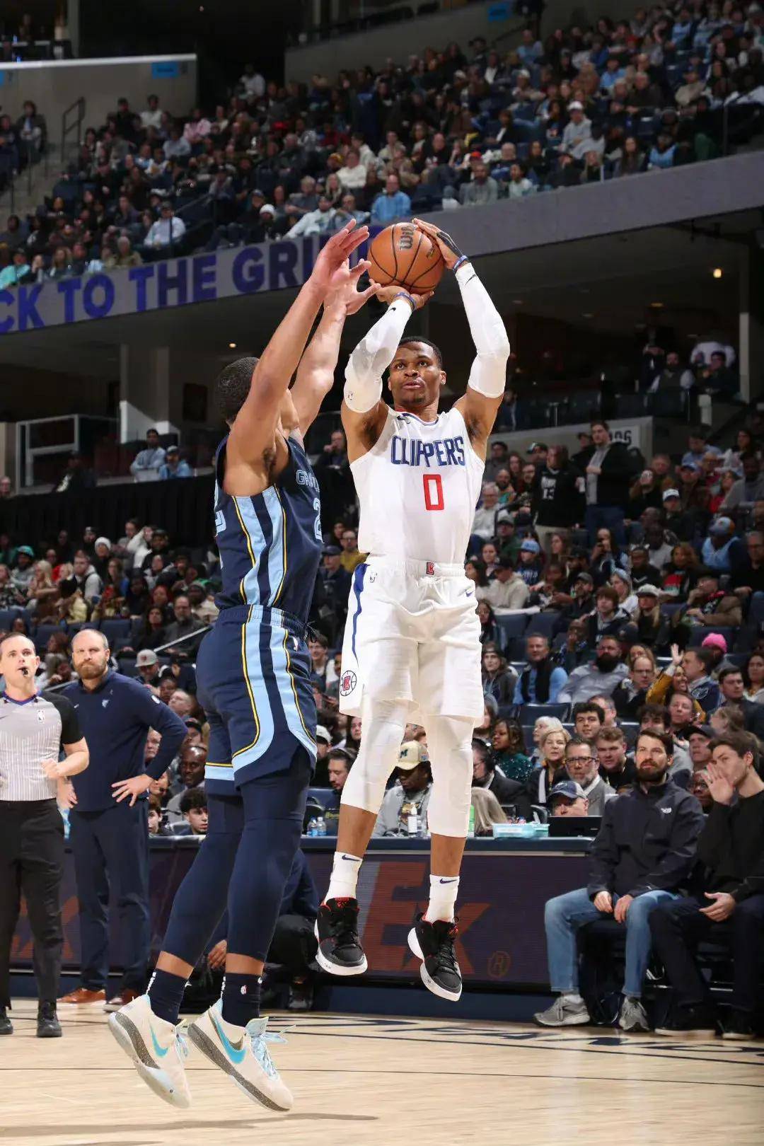 灰熊轻取广东队，西亚卡姆扛起全队