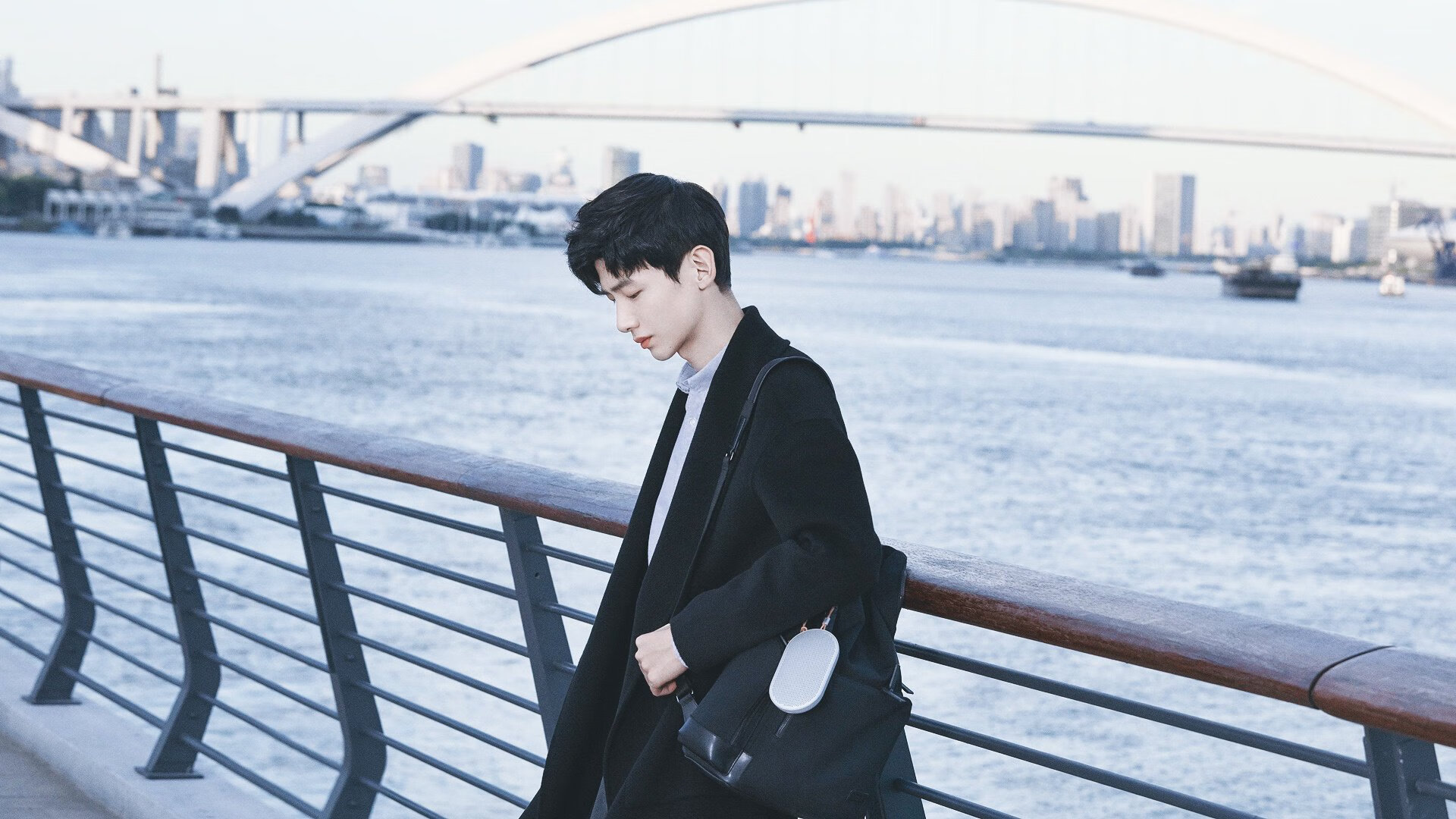 命运交叉口,当塞维利亚踏平勒沃库森,阿拉巴在F1街道接管比赛