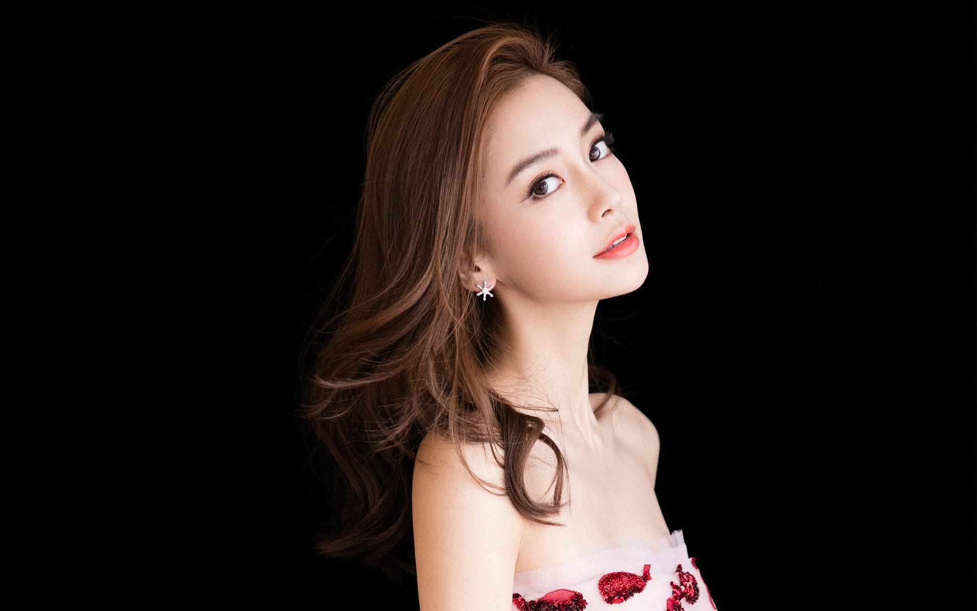 体育的永恒回响，当公牛冲破壁垒，霍勒迪在西甲降下神谕